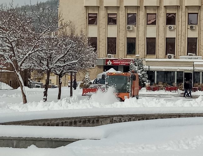 Обилен сняг затисна Дупница, но тежки проблеми няма