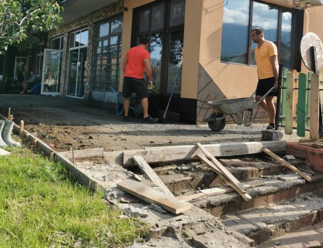 Започна ремонтът на площада в село Самораново