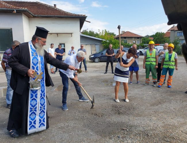 Време е за шампанско и в Яхиново: Започва подмяната на водопровода по две улици