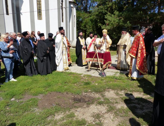 Епископ Поликарп благослови строежа на нова сграда на Архиерейското наместничество в Дупница