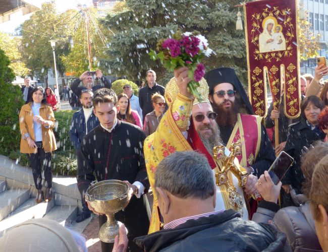 Епископ Поликарп отслужи водосвет за празника на Дупница