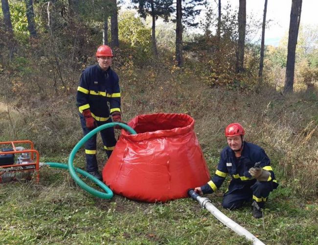 Кола горя в Дупница, спасиха сграда в Скрино