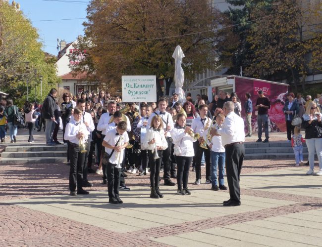 Шествие и концерт разбудиха Дупница в Деня на народните будителите