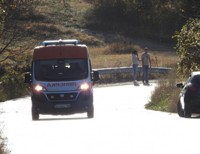 Жена помете с колата си трима пешеходци край Дупница