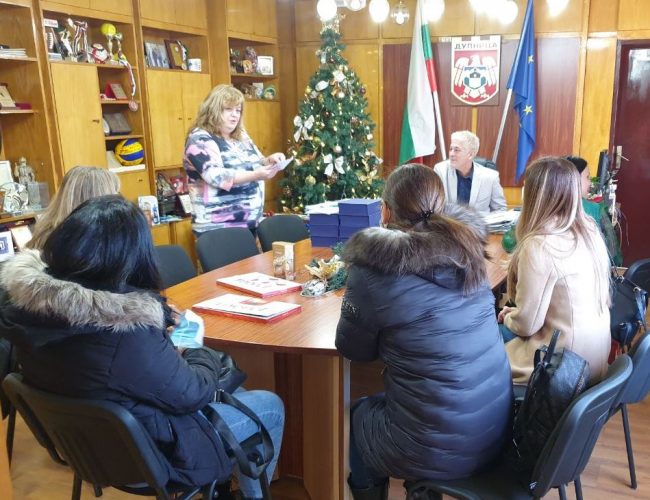 Дупничани, станали родители с финансовата помощ на Община Дупница, получиха подаръци от кмета