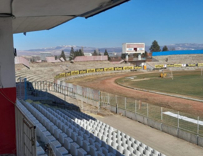 Паднала ограда боде очите на феновете в Дупница, в Общината нехаят 