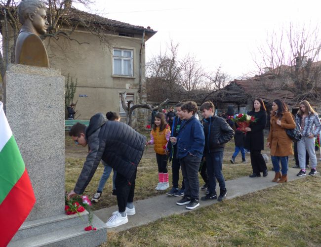 С насълзени очи Самораново се преклони пред Апостола