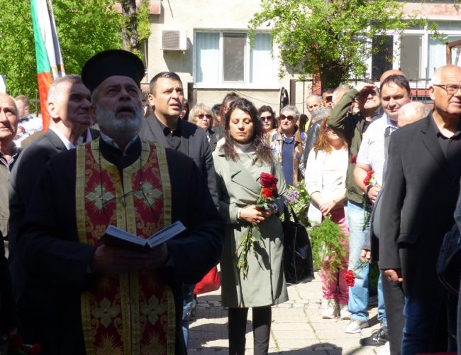 В Деня на храбростта дупничани се поклониха пред паметта на загиналите за Майка България