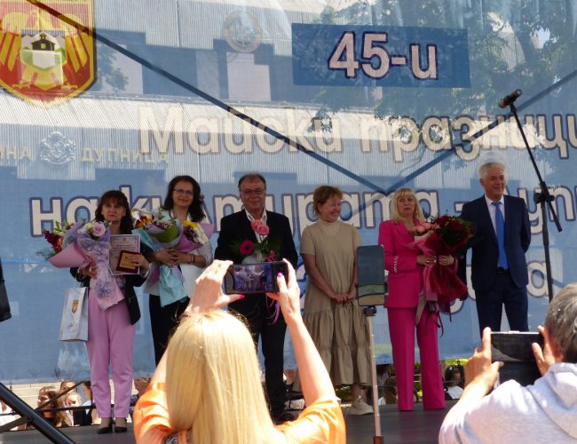 Кметът на Дупница връчи приз „Учител на годината“ на четирима преподаватели