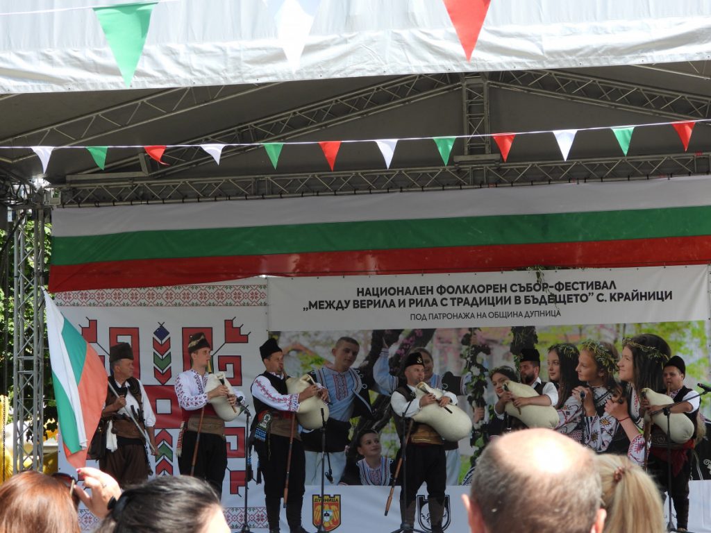 4-годишната Гергана поведе първото хоро на първия национален фолклорен фестивал в Дупнишко