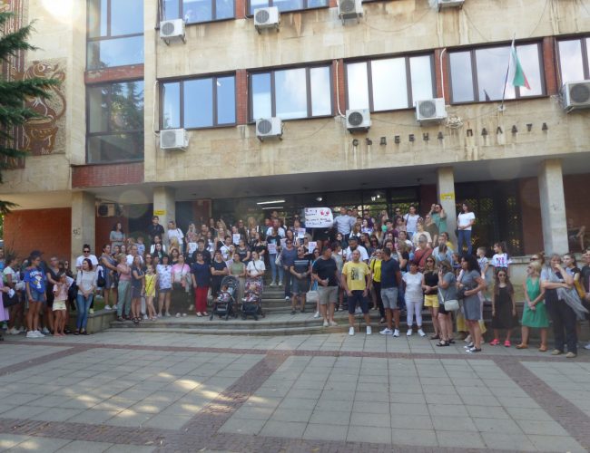 С мъка и гняв Дупница излезе в знак на протест и подкрепа за жестоко малтретираното 18-годишно момиче